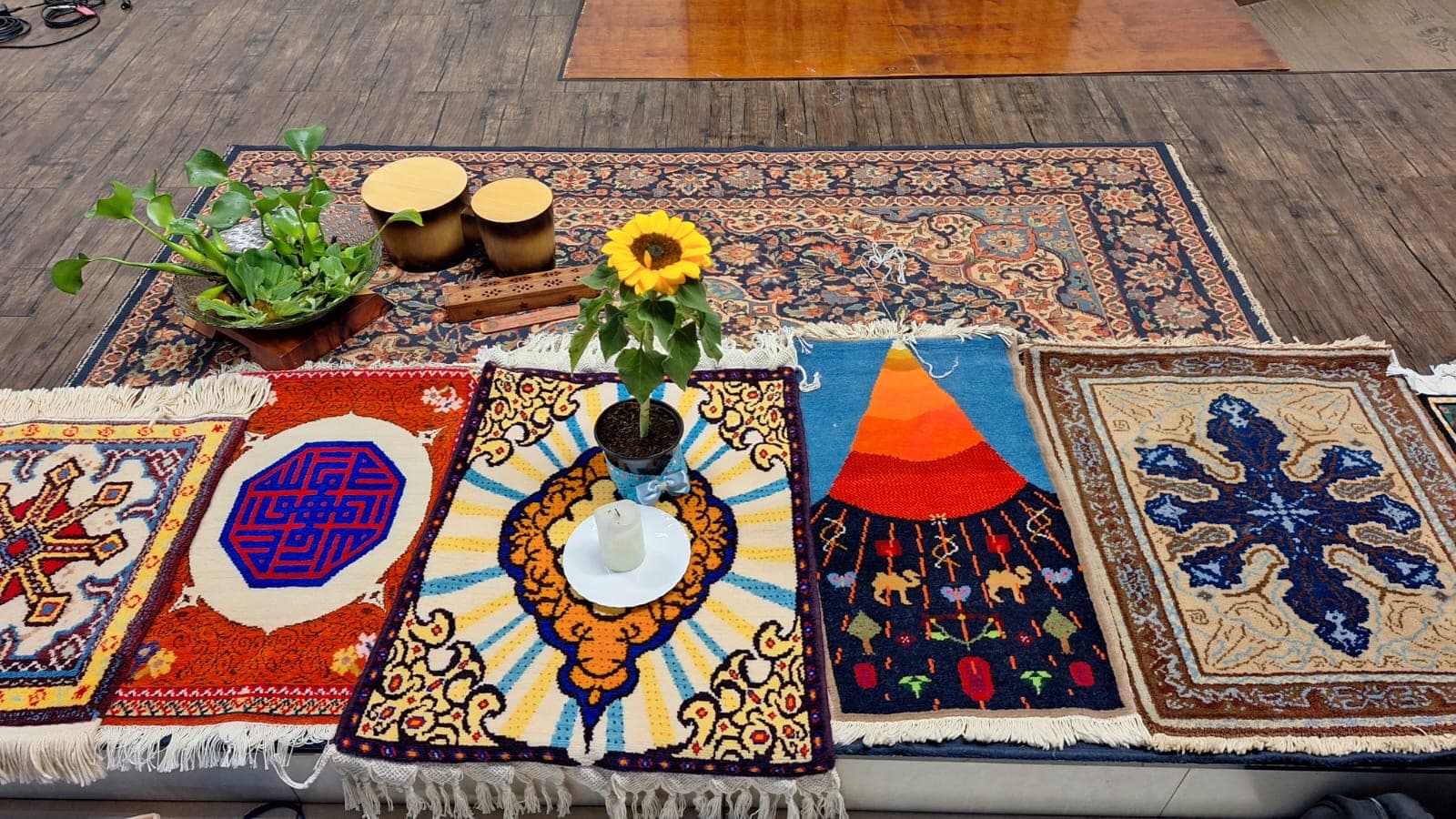 Comunidade reunida em torno de tapetes artesanais