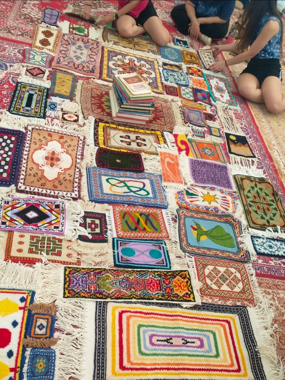 Tapete artesanal sendo tecido em tear